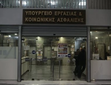 Υπ. Εργασίας: «Ο κ. Μητσοτάκης λειτουργεί ως πλασιέ των ιδιωτικών ασφαλιστικών εταιρειών»